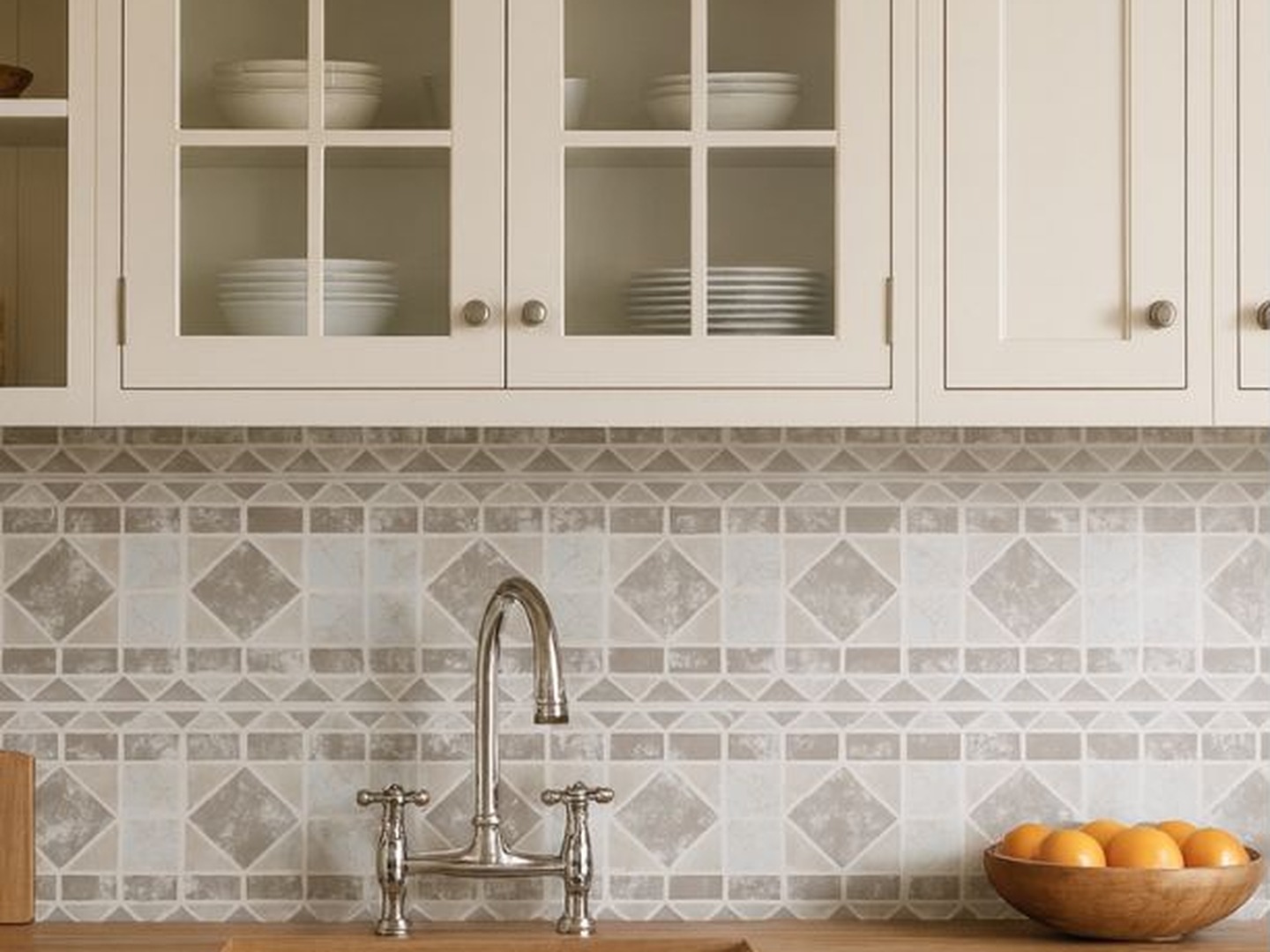 Cenefa 501 Beige 15×45, precorte 45×45 — ambiente cocina de villa española